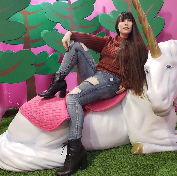 Meet your Posher, Kaitlin - Picture 4 of 5